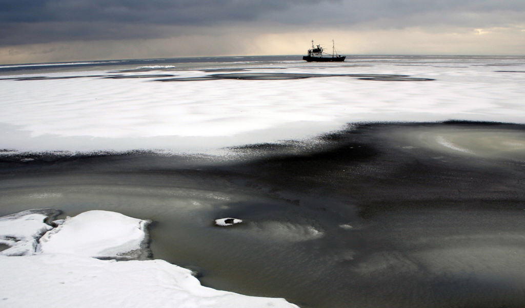 Застрявший во льдах корабль