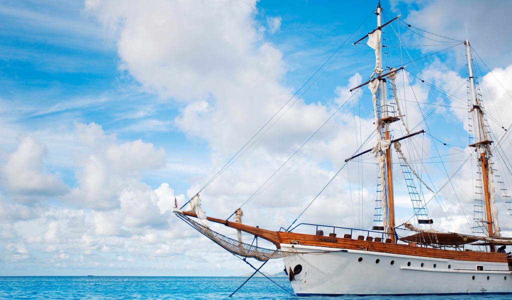 Белый парусник