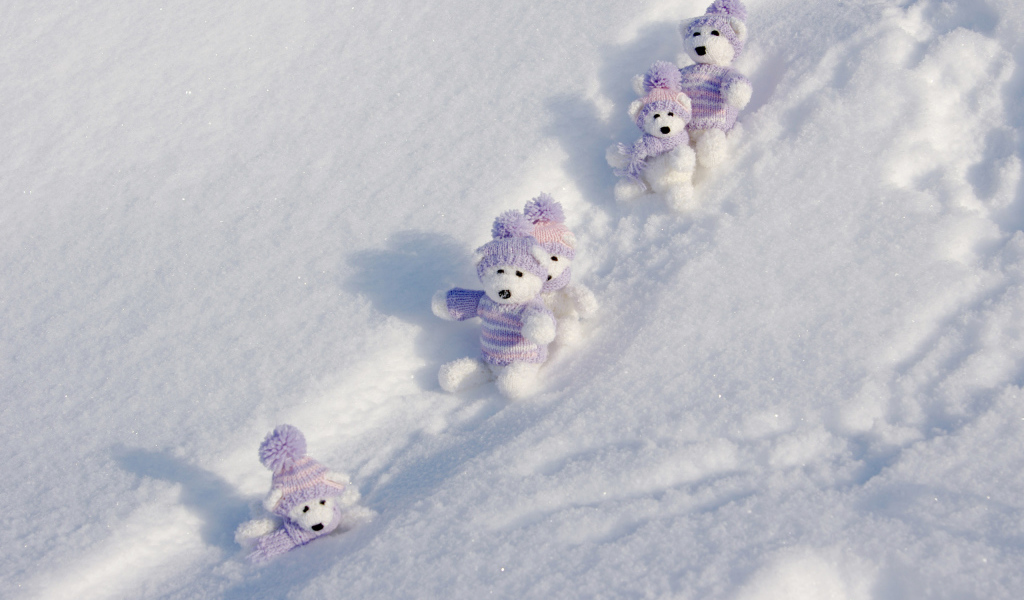 Медведи в снегу