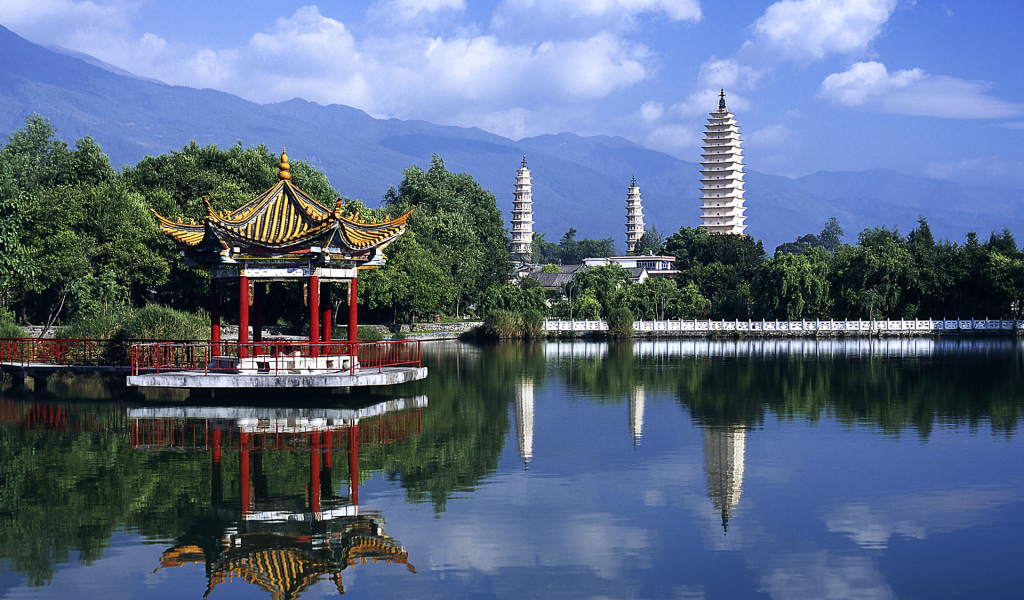 Озеро у подножия гор Китай