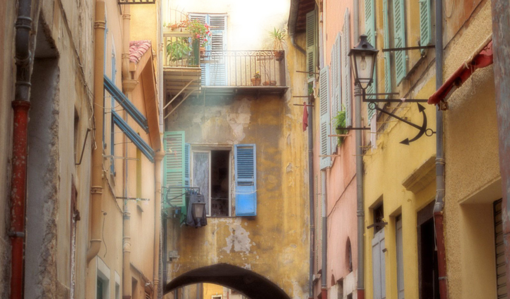 Узкая улица