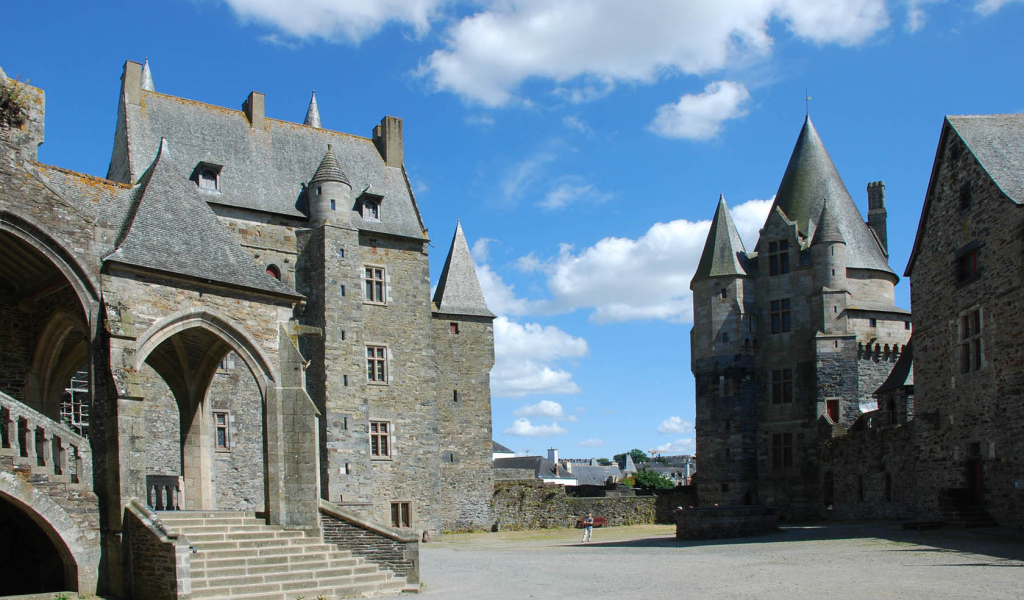 Старинный каменный замок