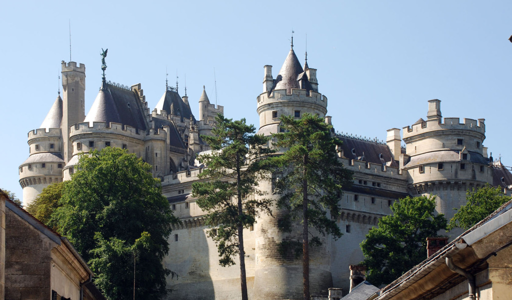 Большой замок во Франции