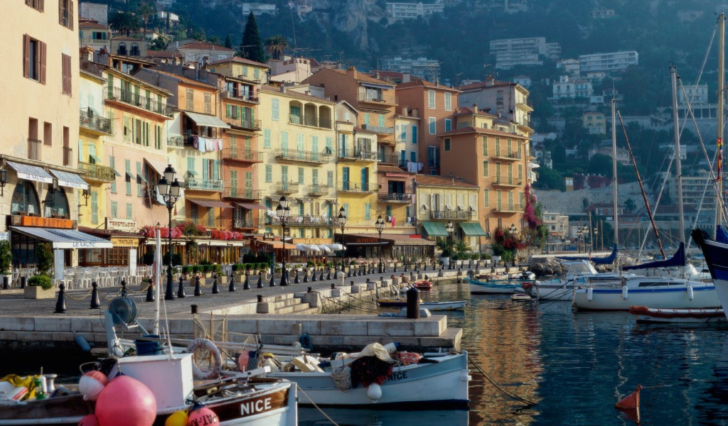 Лодки на берегу