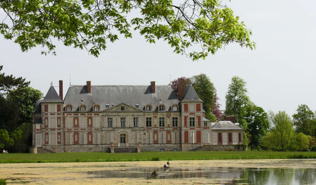 Замок на берегу озера