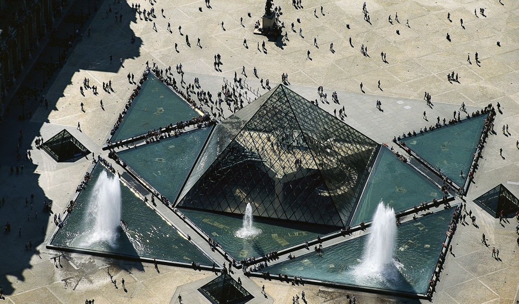 Пирамида музей Лувр Париж