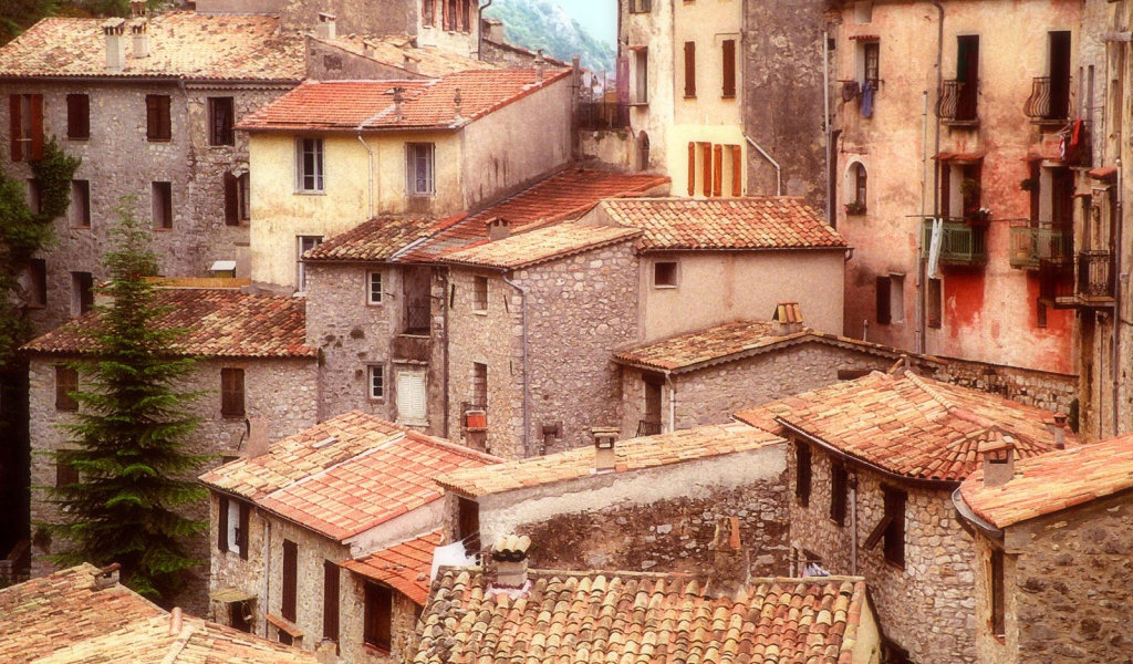 Крыши домов на холме