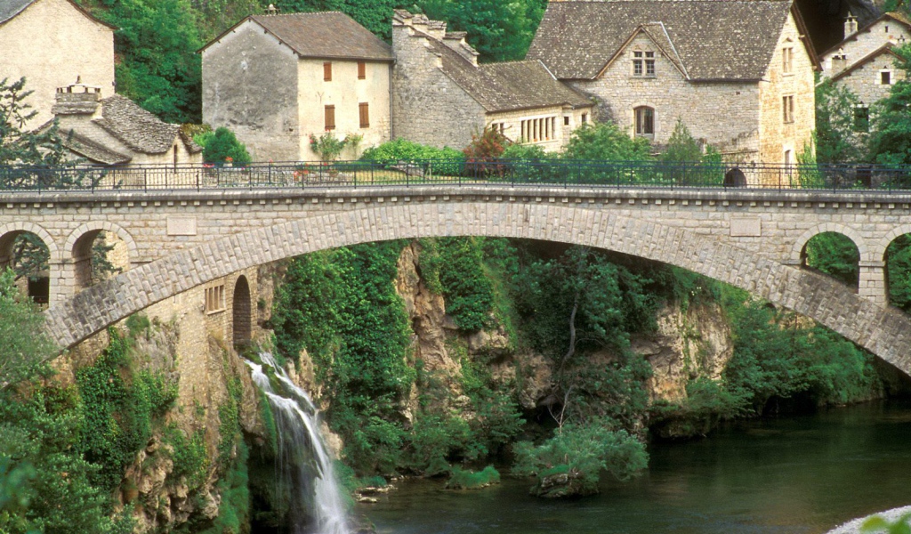 Каменный мост через реку