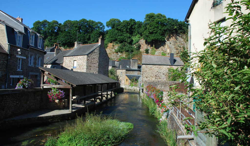 Ручей в деревне