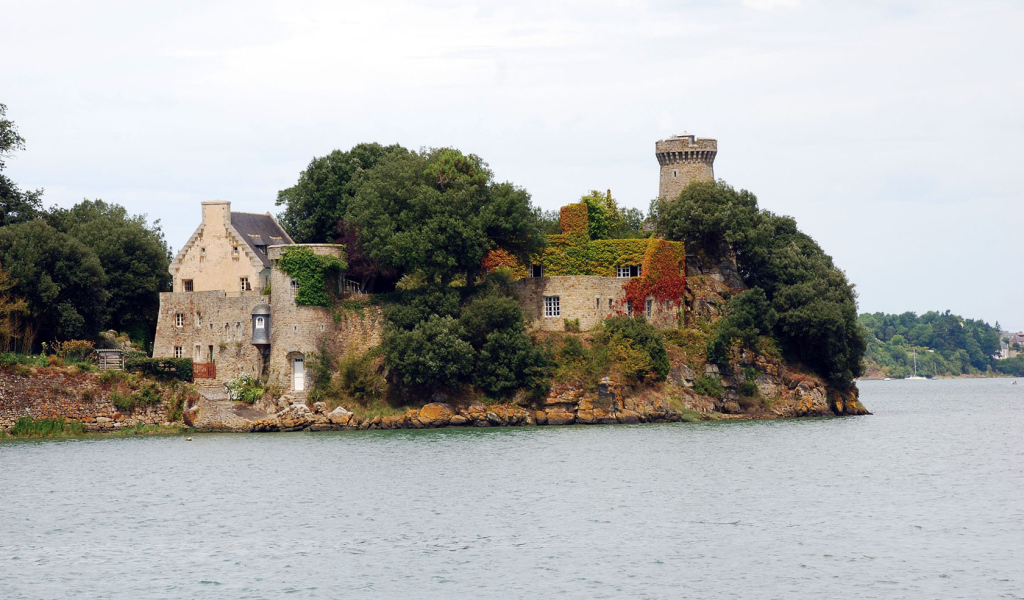 Поместье на скалистом берегу