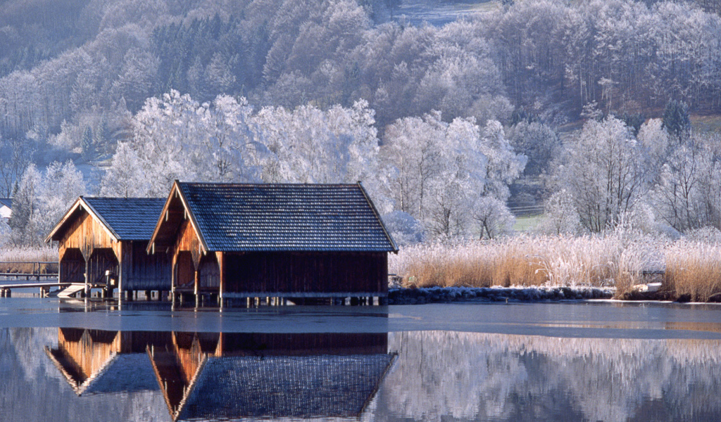 Дома у подножия гор