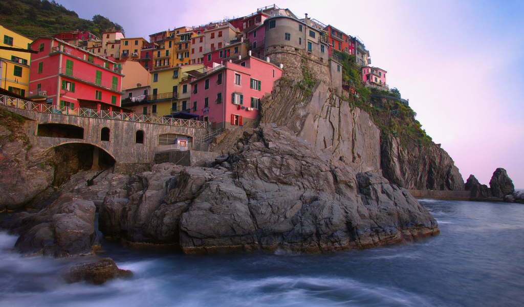 Разноцветные дома на скалах