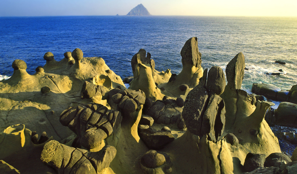 Остров в Филиппинском море