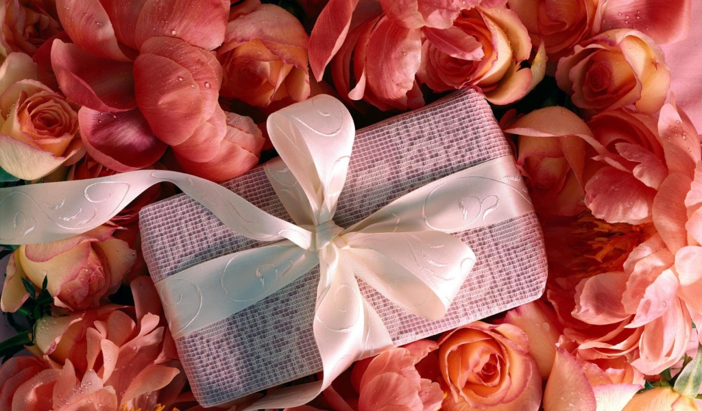 Подарок среди цветов