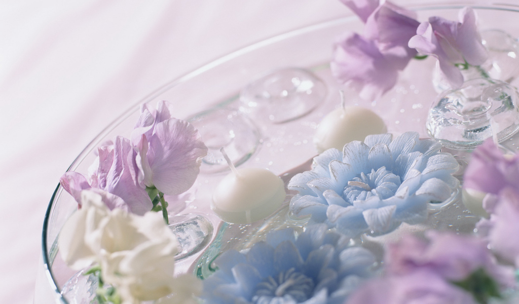 Композиция из цветов и свечей