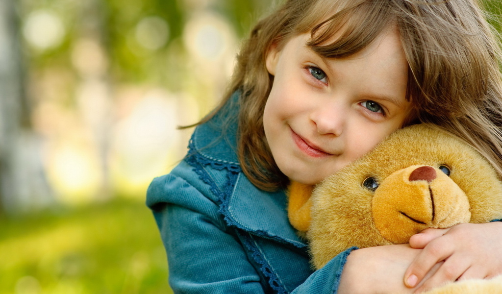 Девочка с мишкой