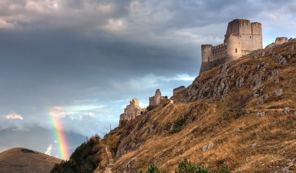 Развалины на холме
