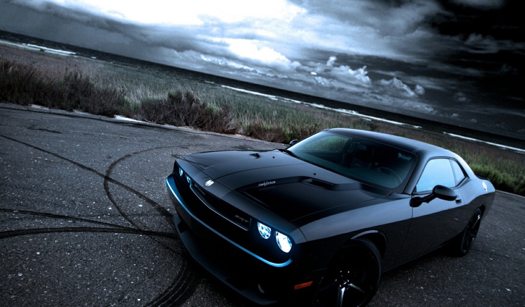  Черный Dodge Challenger