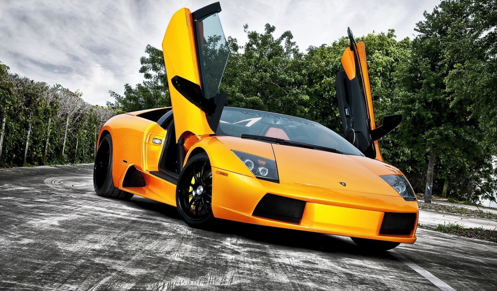 Желтый Lamborghini