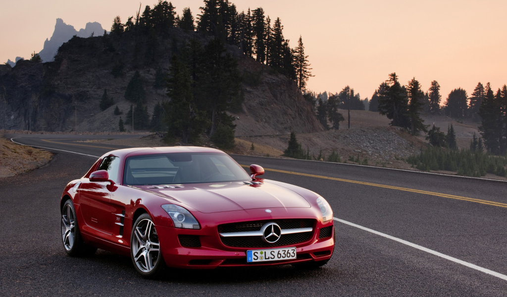 красный Mercedes Benz SLS AMG