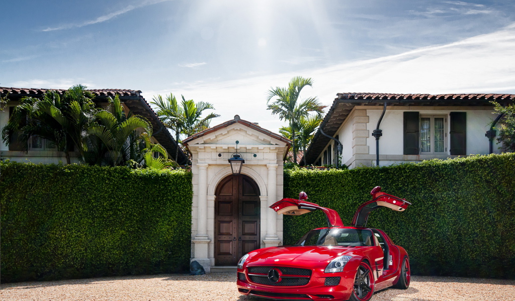 Красный Mercedes Benz SLS