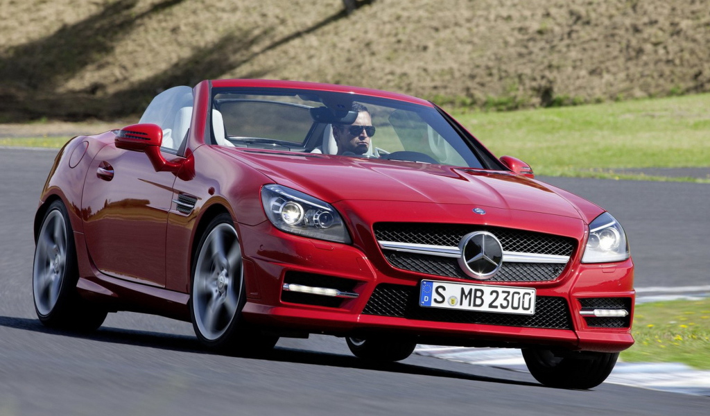 красный Mercedes-Benz