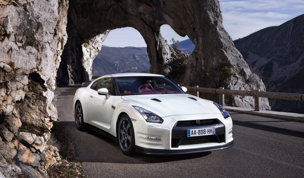 белый Nissan-GT-R