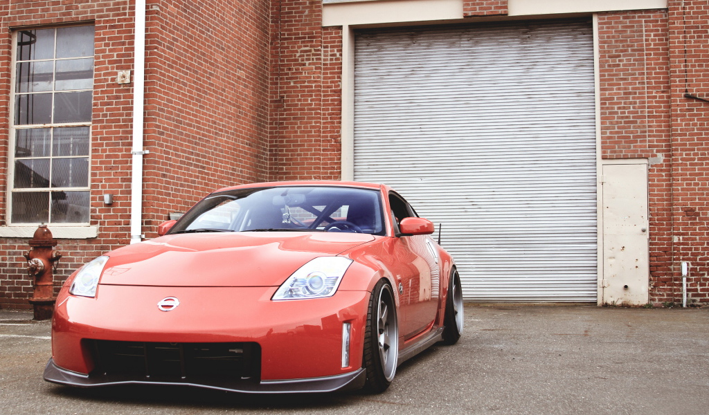 Красный Nissan 350Z