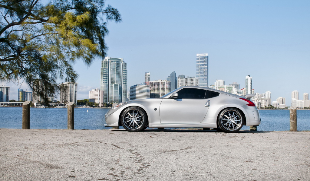 спортивный Nissan 370z