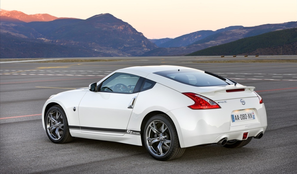 белый Nissan 370z GT