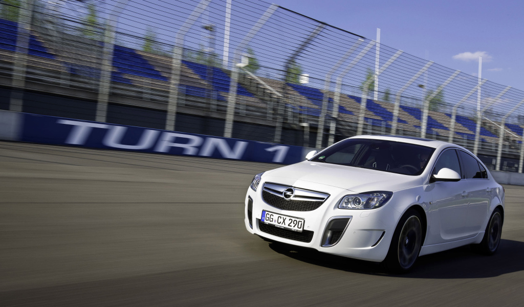 Opel Insignia на треке