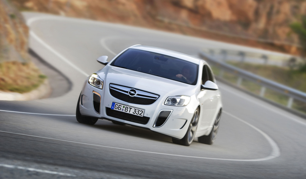 белый Opel Insignia