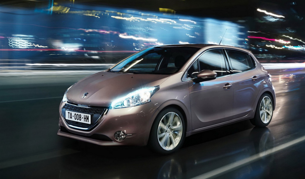Peugeot 208 в движении