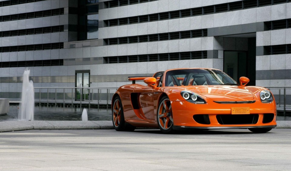 Porsche оранжевого цвета