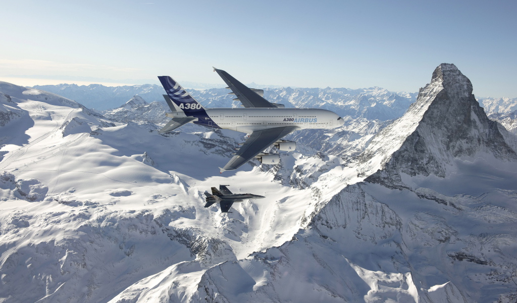 Airbus A380 и истребитель