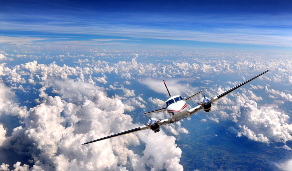 Самолет среди облаков