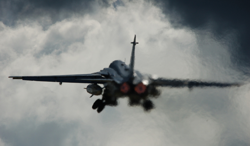 СУ-24 в облаках