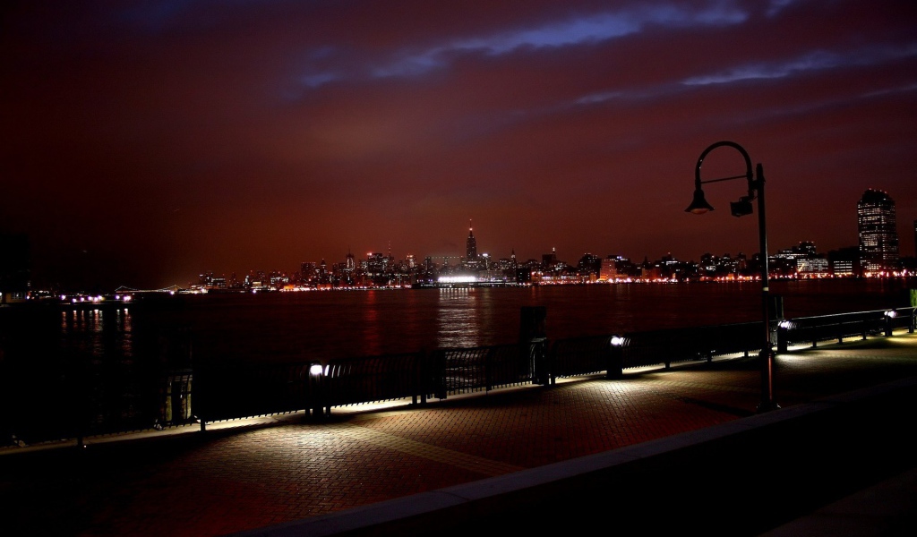 Набережная ночью