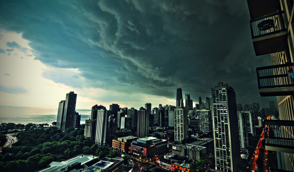 Страшные тучи над городом