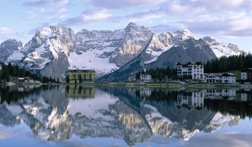 Город около гор