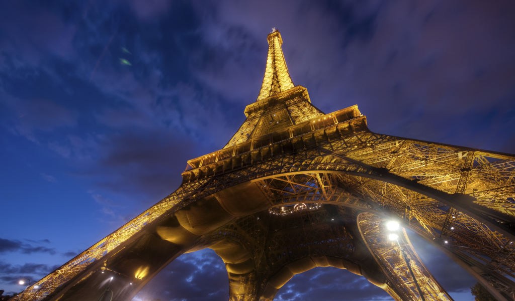 Под Эйфелевой башней