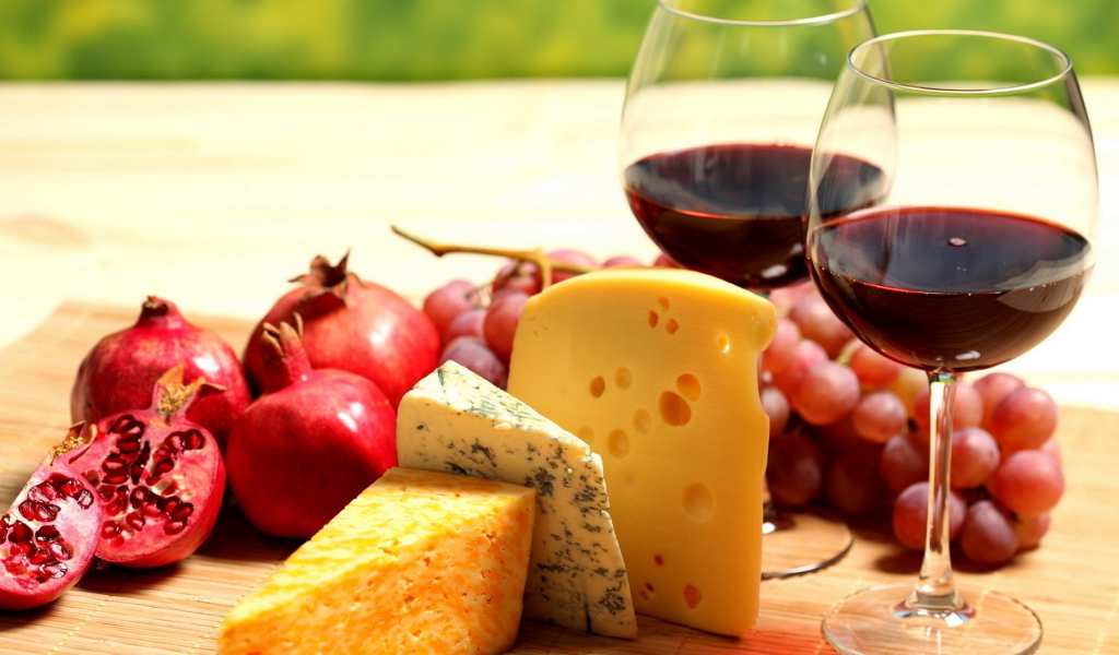 Ягоды, сыр, вино