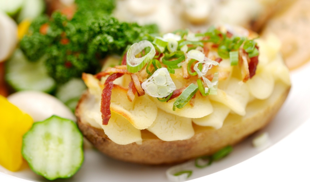 Чипсы с луком и беконом