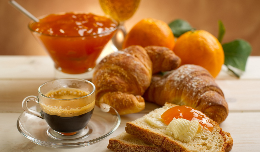 Кофе, джем и круассаны