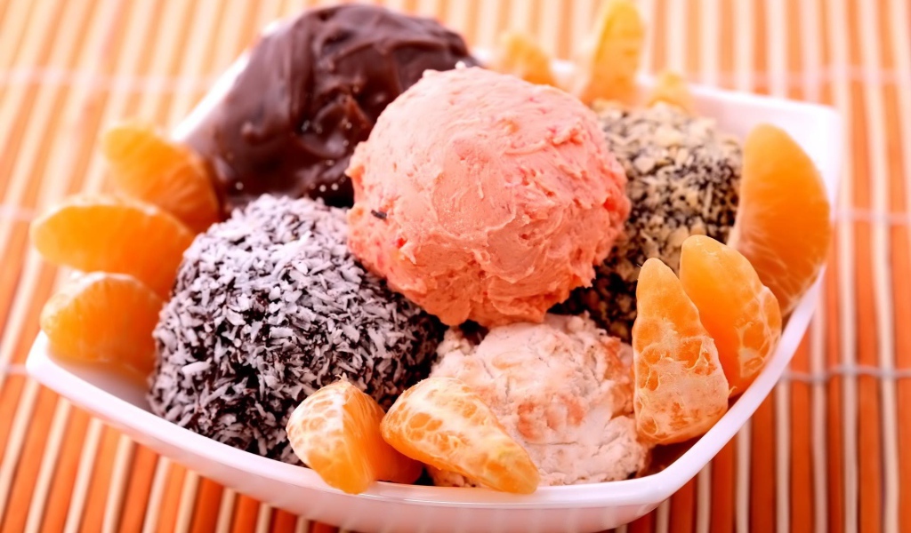 Мороженое и фрукты