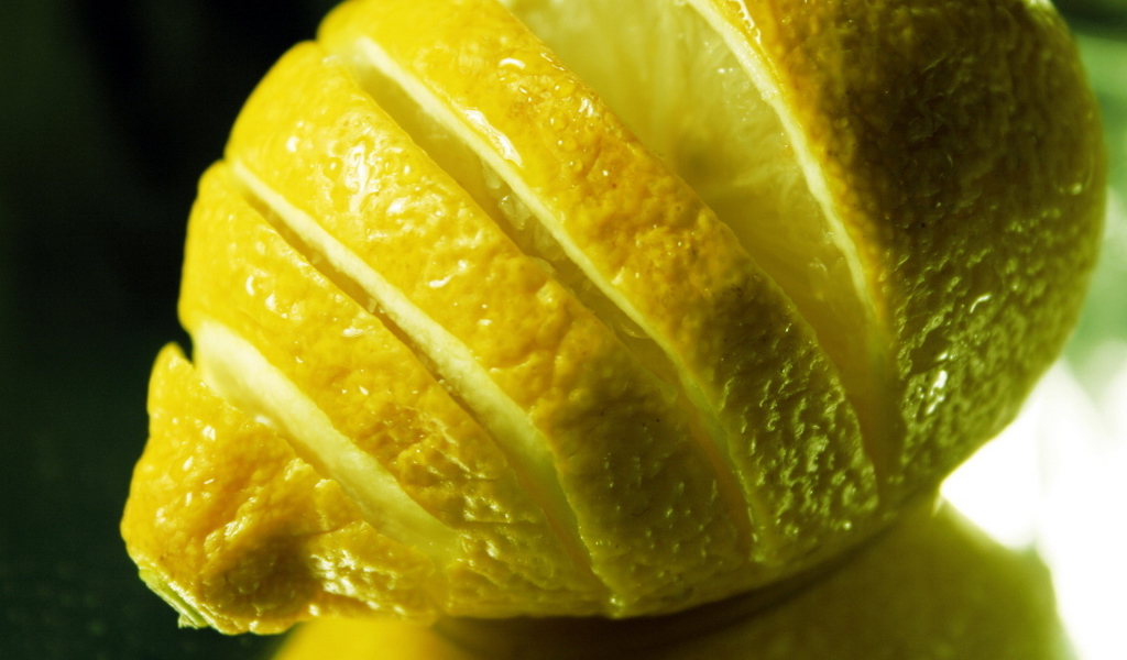 Разрезанный лимон