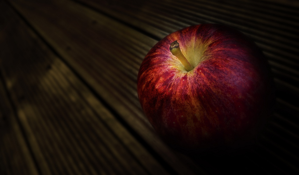 Спелое яблоко