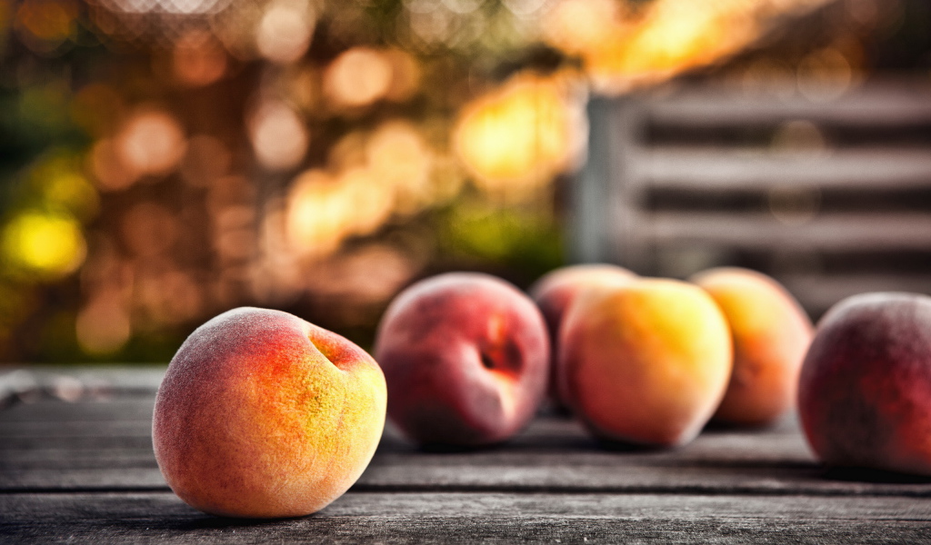 Разбросанные персики