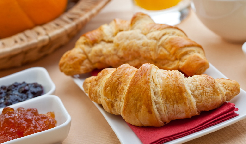Свежие круассаны и джем