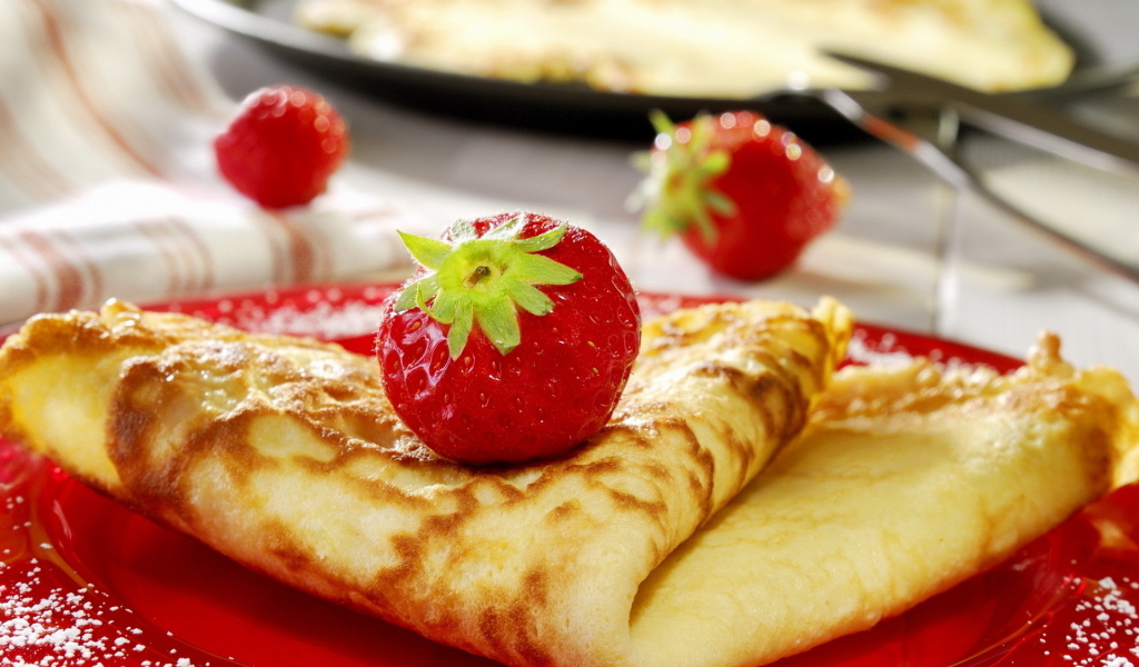 Блинчики и клубника